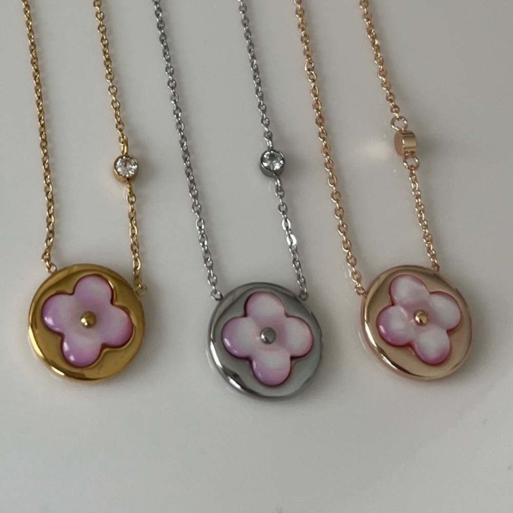 ❤️**Louis Vuitton Logo Color Blossom
Sun Pendant Necklace - Monogram
Flower